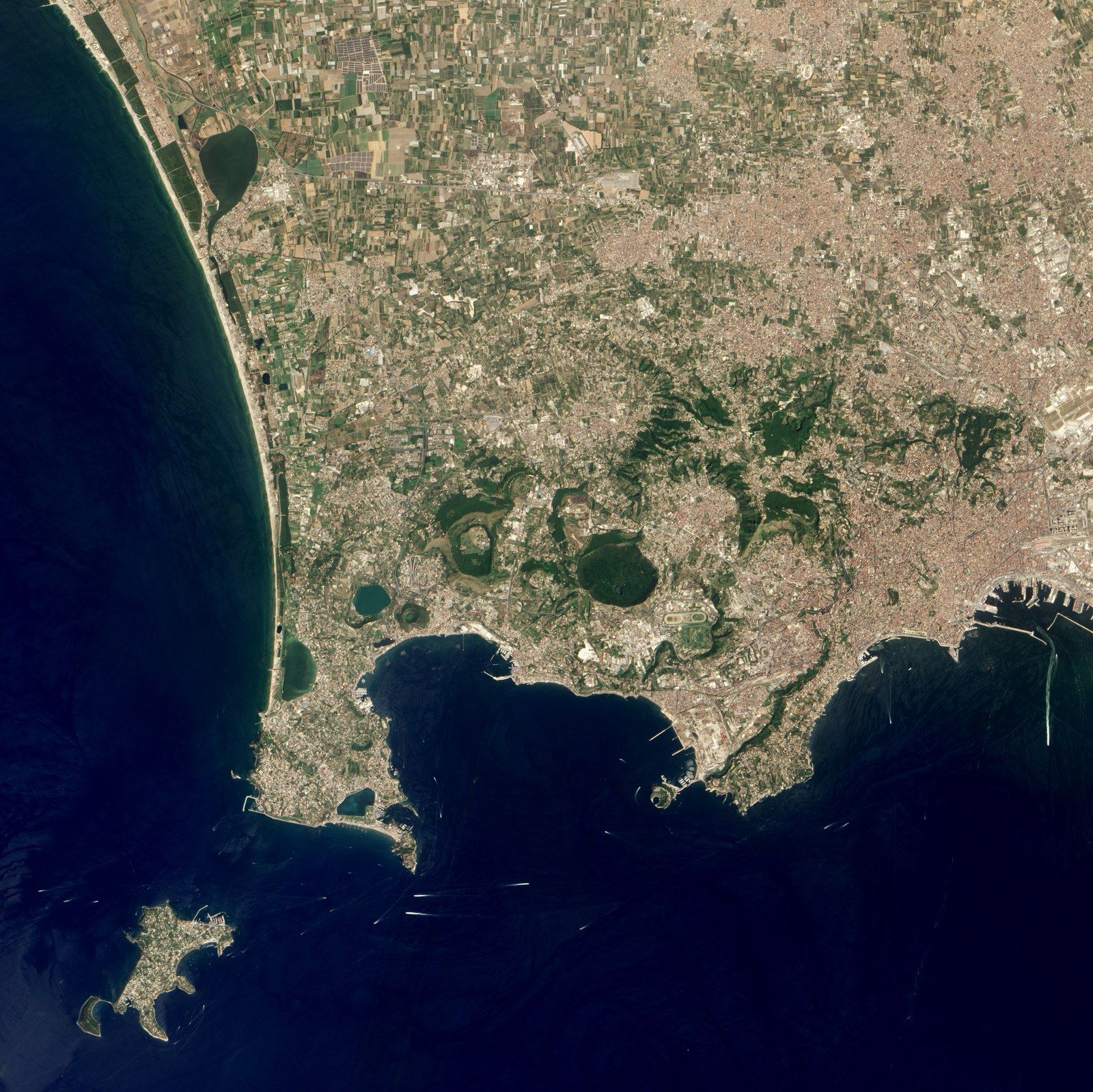Immagine satellitare della costa tra Napoli e Pozzuoli con i crateri dei Campi Flegrei e la baia di Pozzuoli