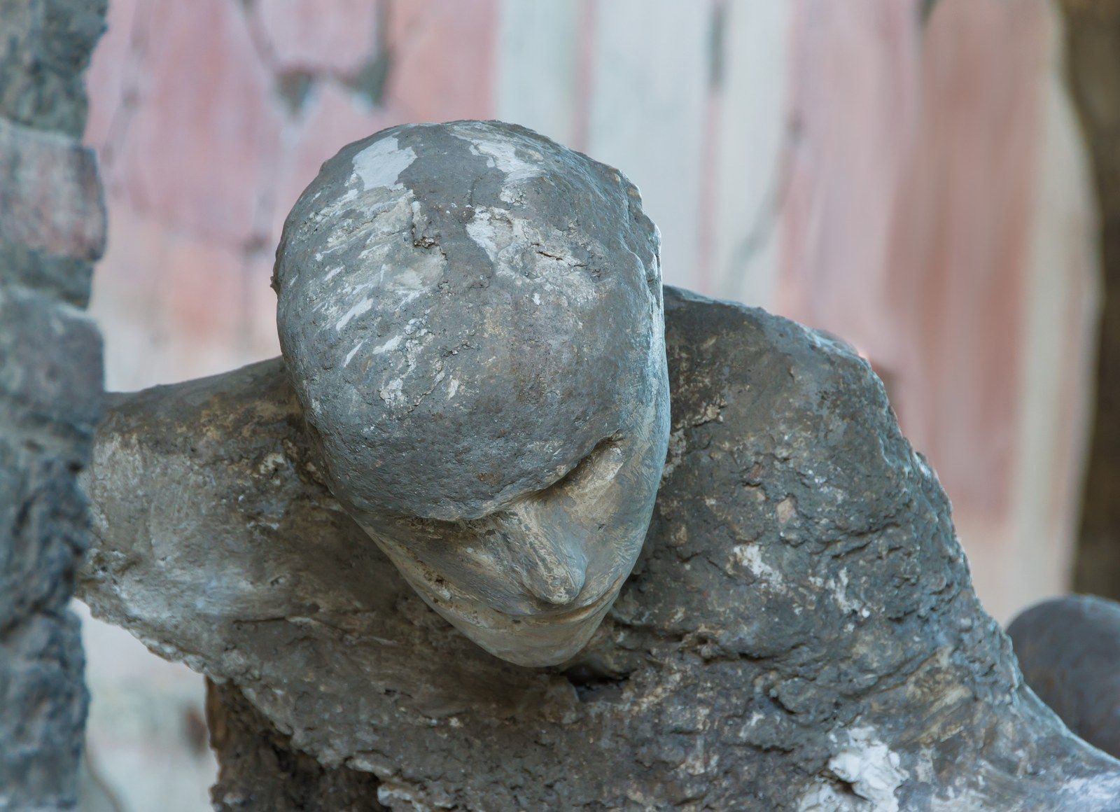 Calco in gesso di una vittima di Pompei, rannicchiata con il capo chino